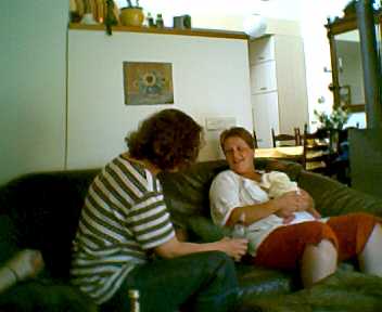 Henrike en Margo op de bank